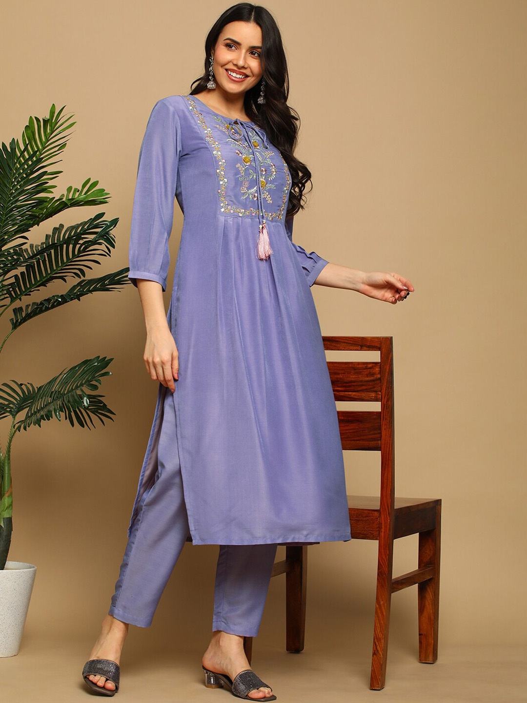 

HEEPOSH Floral Yoke Design Thread Work Straight Kurta With Trousers, Purple