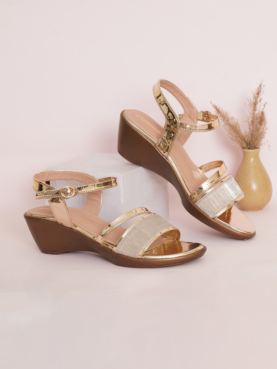 

FABBHUE Textured Open Toe Wedges With Buckle Detail, Gold