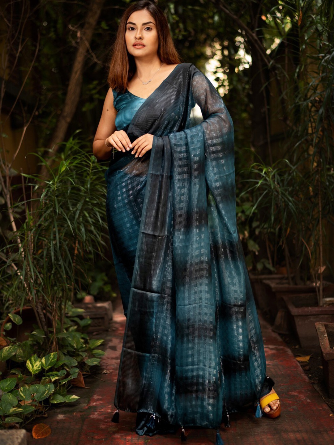 

Apaapi Threads of glory Striped Pure Chiffon Saree, Blue