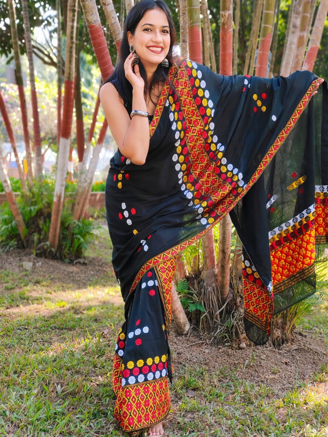 

Apaapi Threads of glory Floral Woven Design Pure Cotton Saree, Black