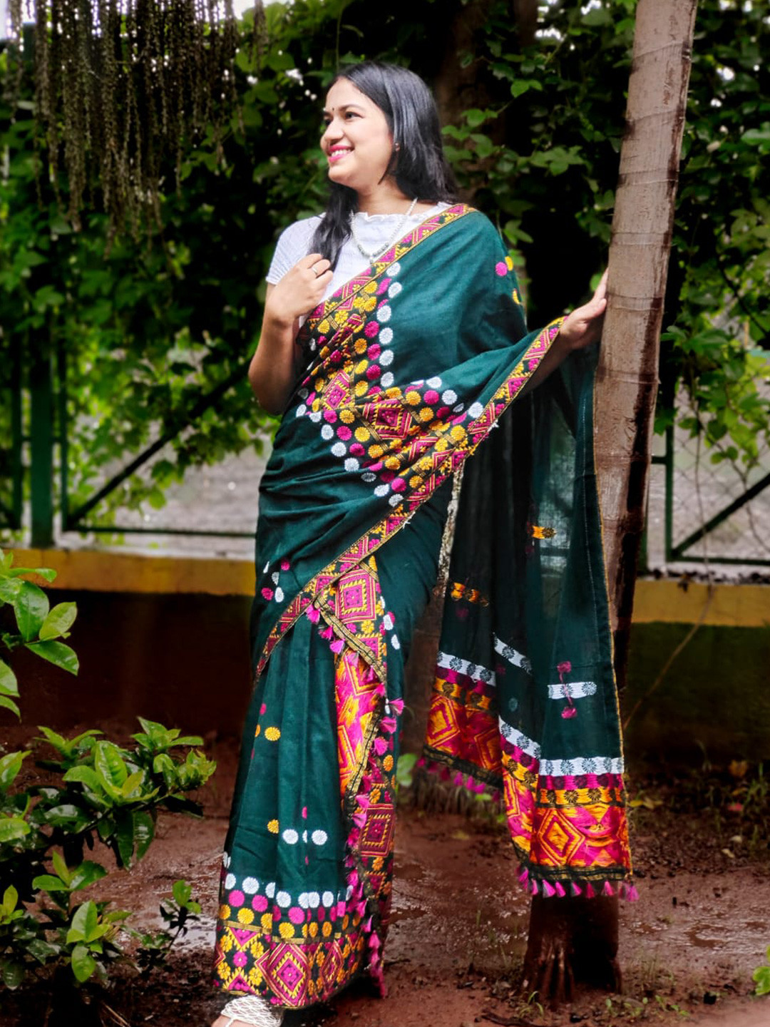 

Apaapi Threads of glory Floral Woven Design Pure Cotton Saree, Green