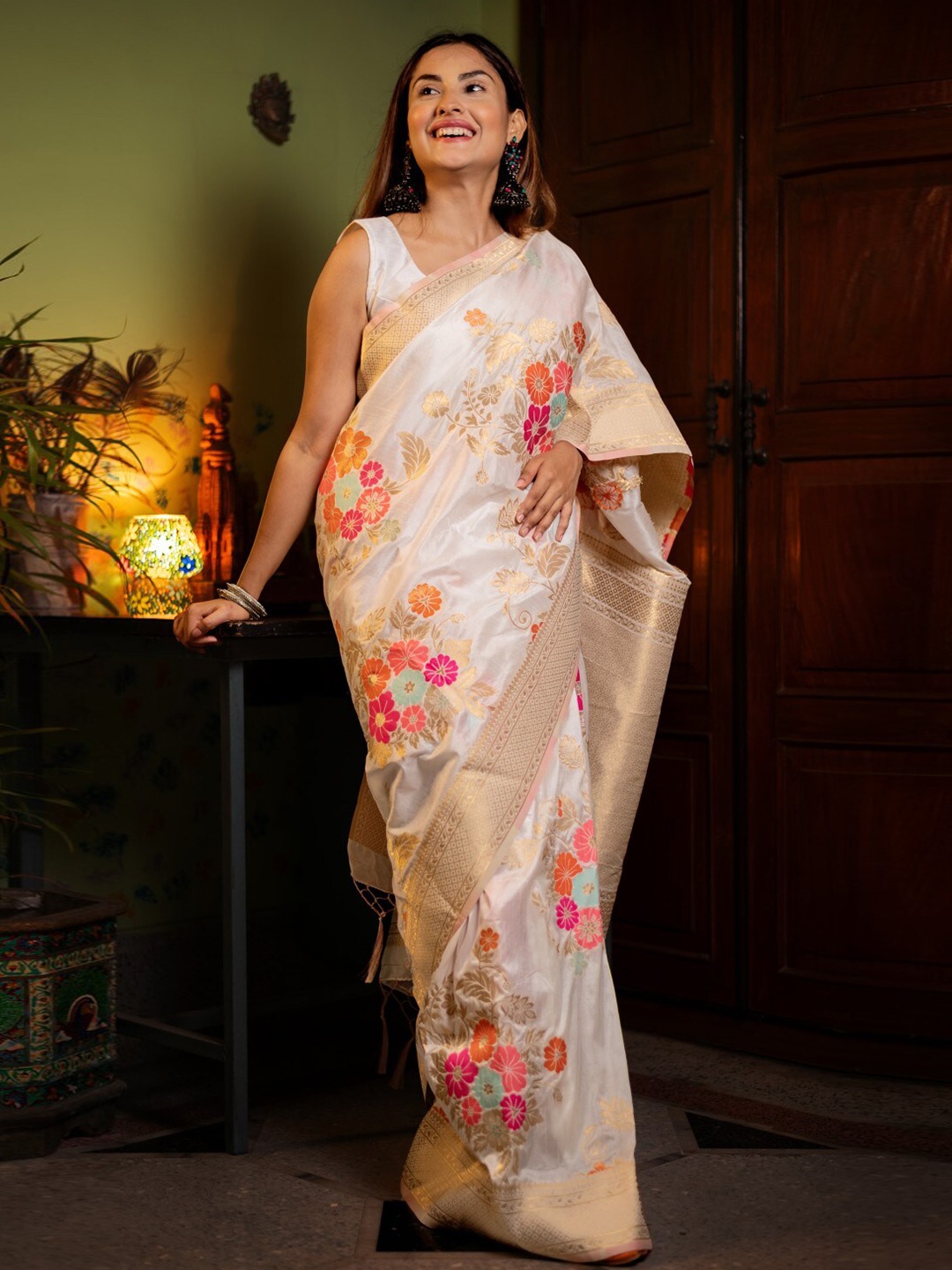 

Apaapi Floral Woven Design Zari Saree, White