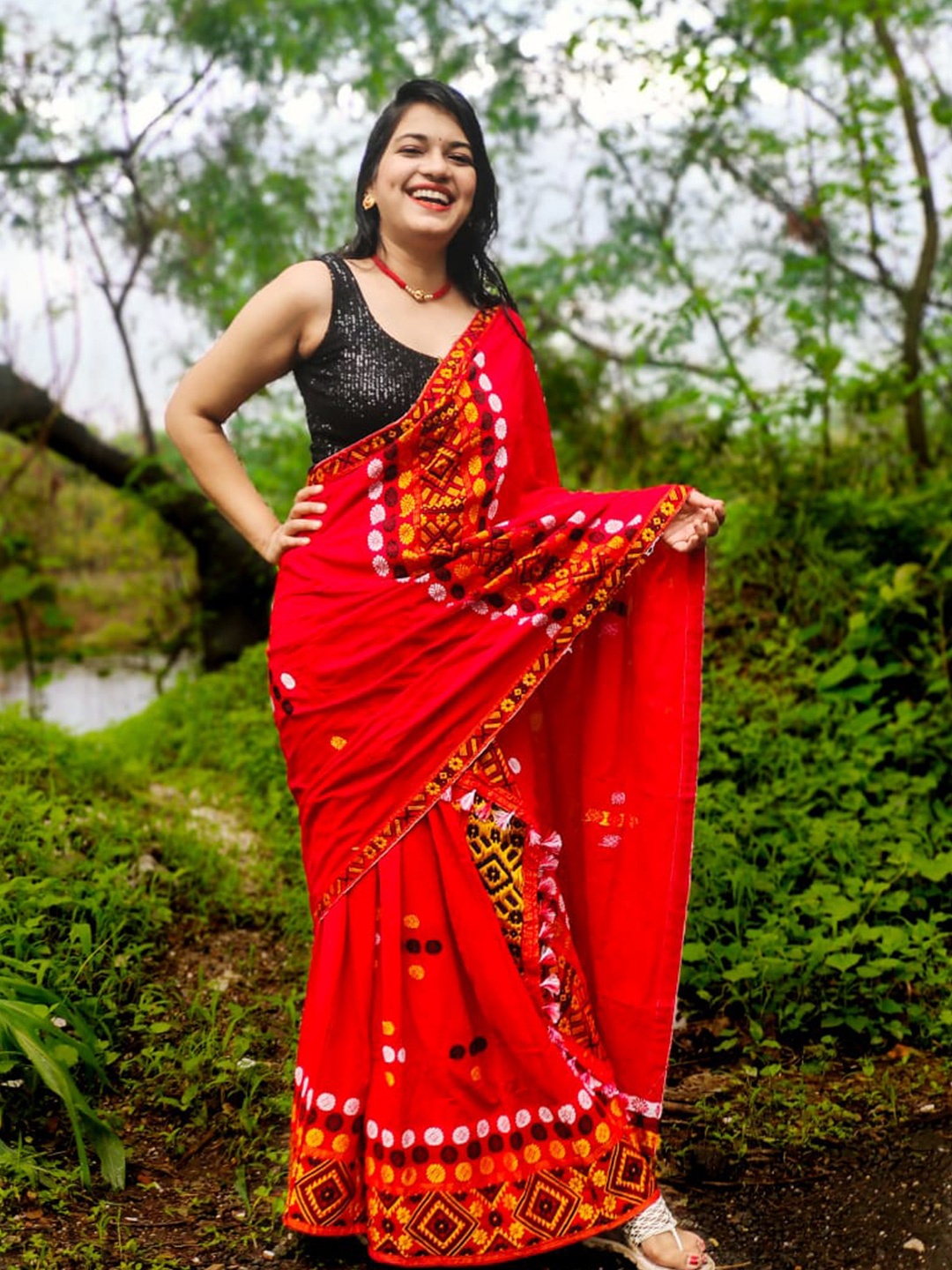 

Apaapi Threads of glory Floral Woven Design Pure Cotton Saree, Red