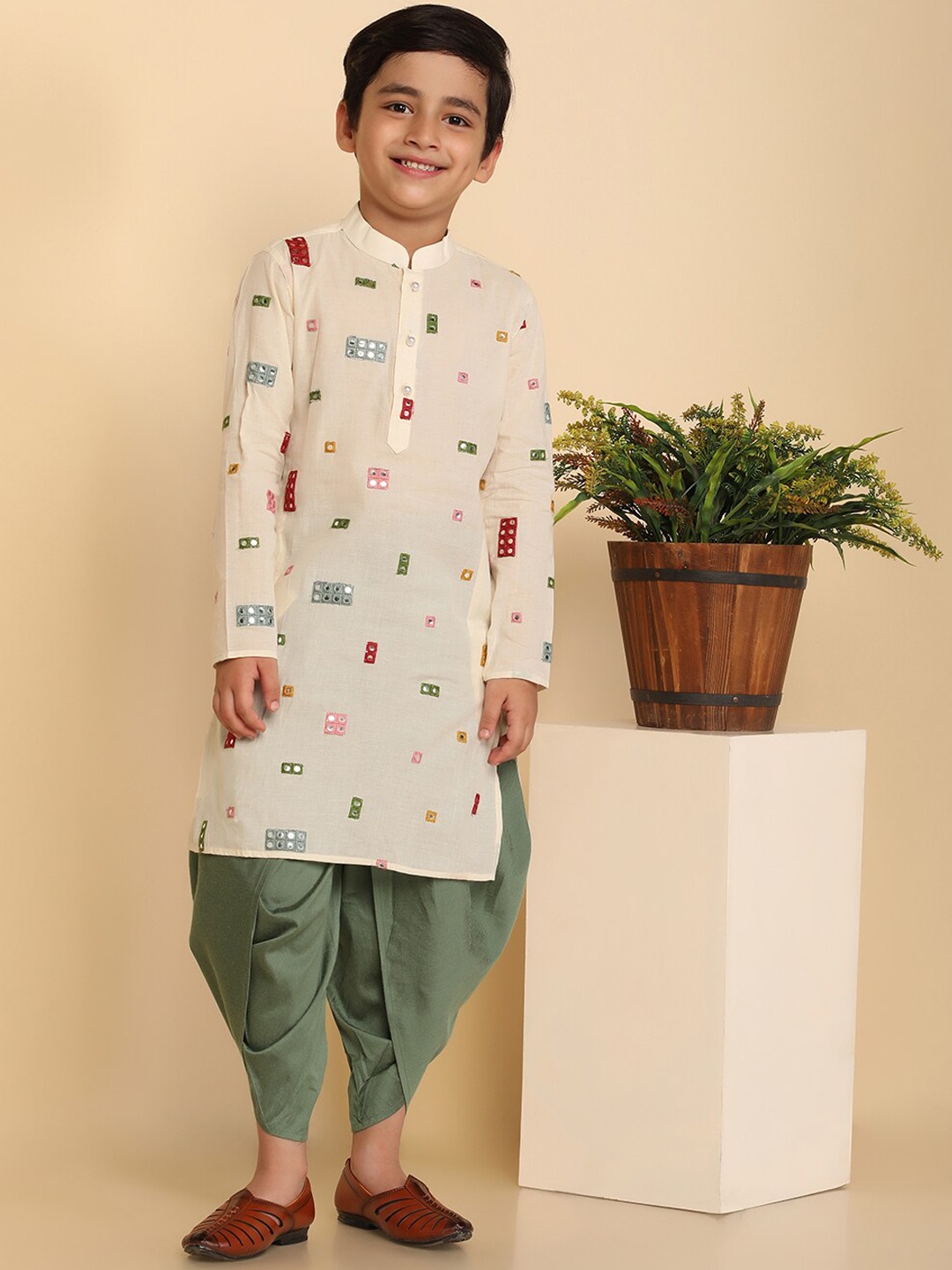 

KISAH Boys Embroidered Mirror Work Pure Cotton Straight Kurta, White