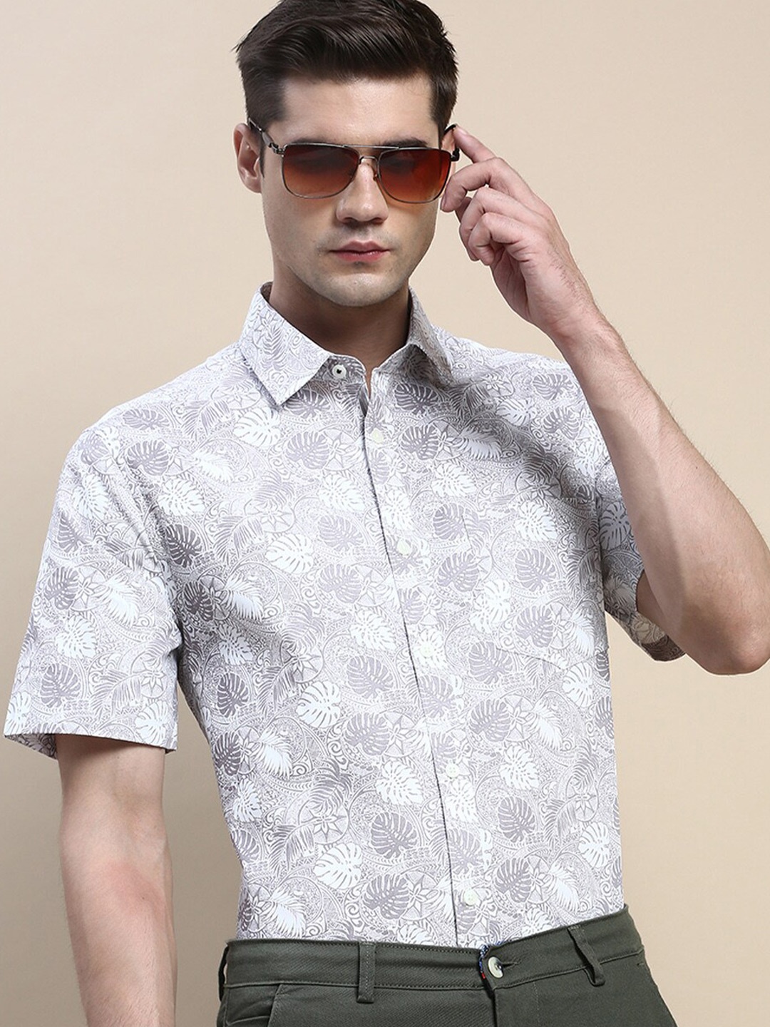 

INVICTUS Standard Slim Fit Floral Printed Short Sleeves Cotton Formal Shirt, Cream