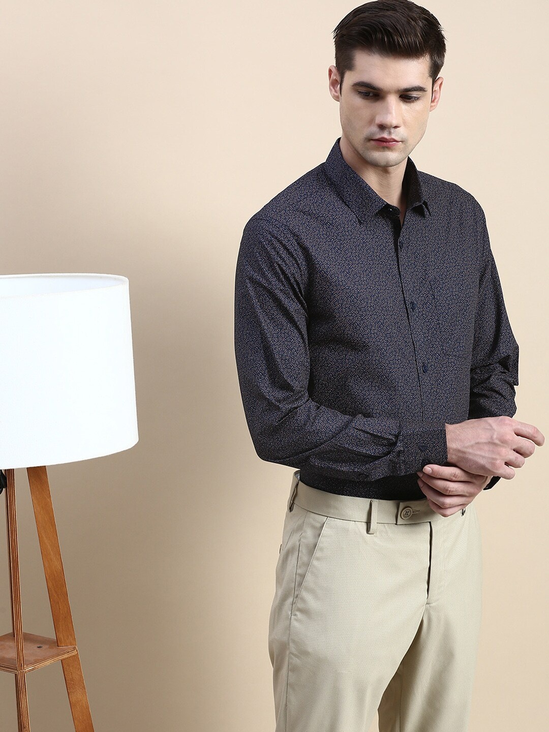 

INVICTUS Standard Abstract Printed Spread Collar Slim Fit Cotton Formal Shirt, Navy blue