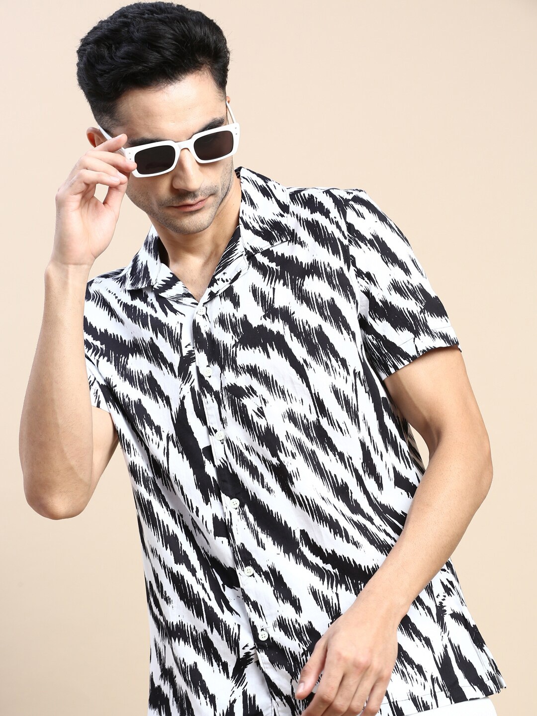 

INVICTUS Black Club Abstract Printed Slim Fit Cotton Casual Shirt