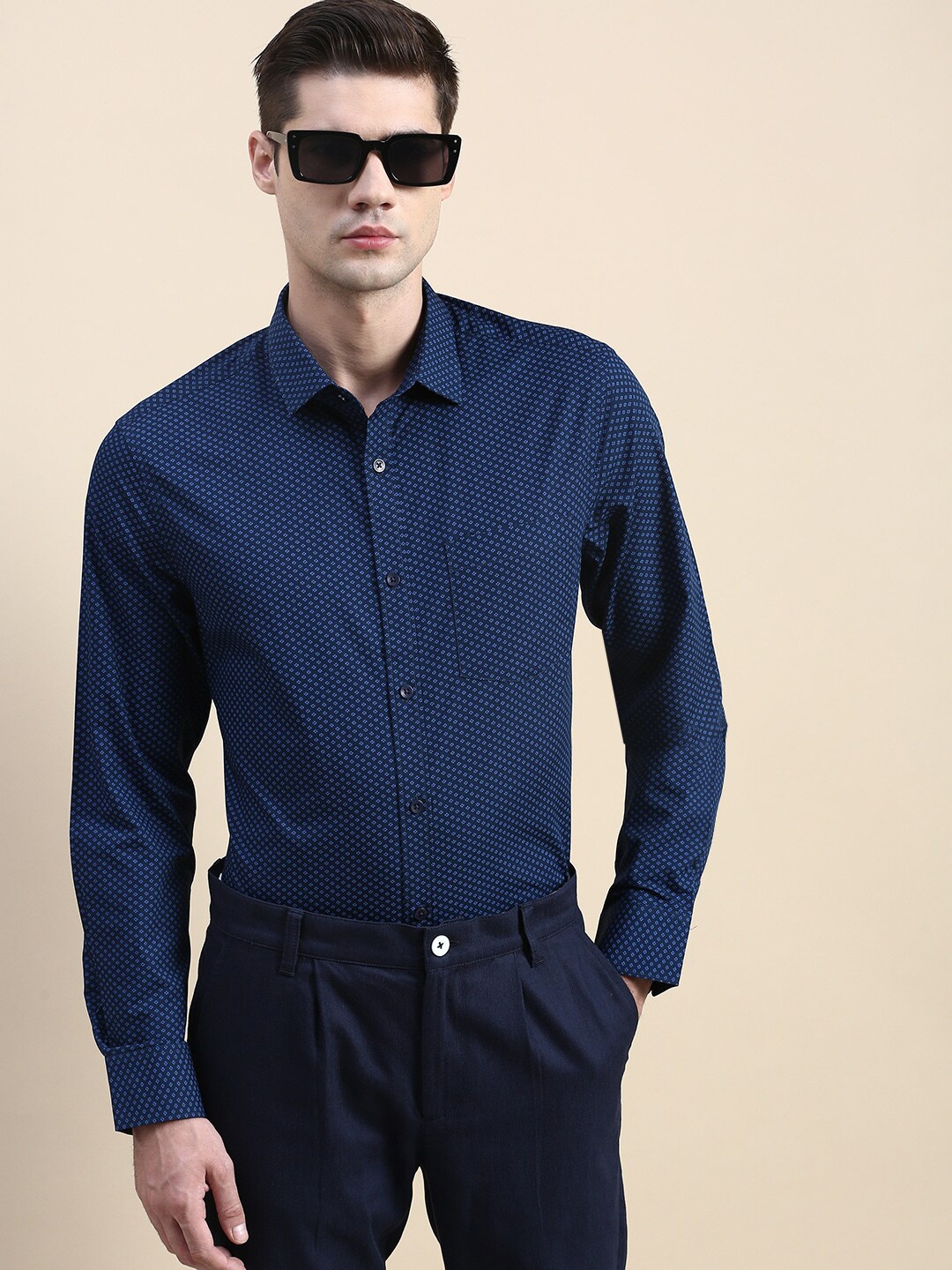 

INVICTUS Standard Micro Ditsy Printed Slim Fit Cotton Formal Shirt, Navy blue