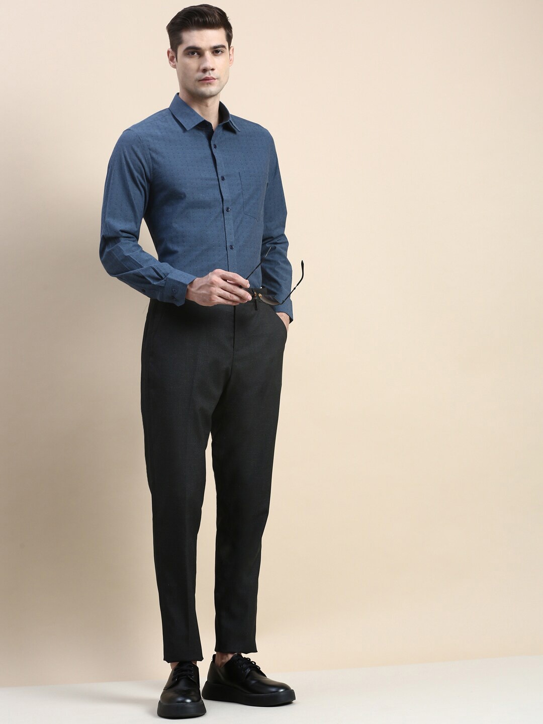 

INVICTUS Self Design Standard Slim Fit Cotton Formal Shirt, Blue