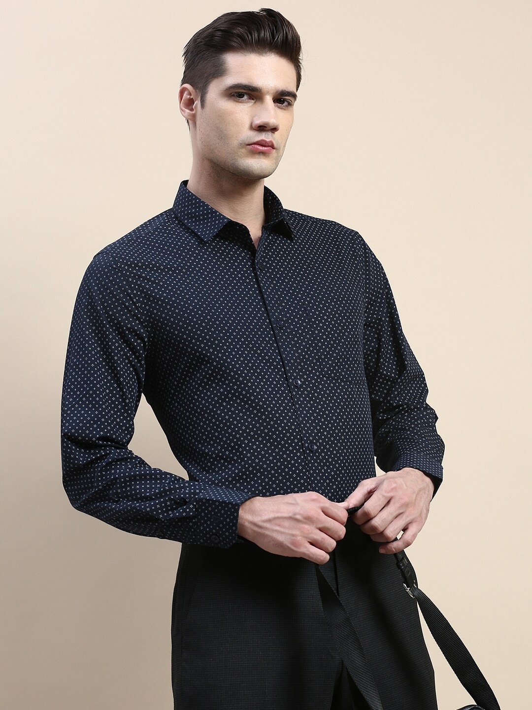 

INVICTUS Micro Ditsy Printed Standard Slim Fit Cotton Formal Shirt, Navy blue