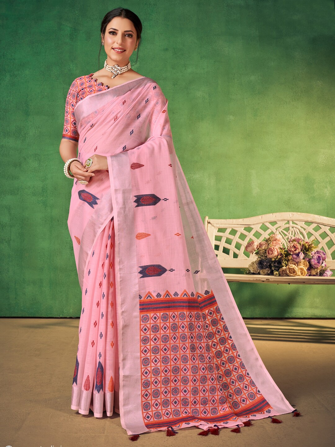 

Mitera Pink Ethnic Motifs Woven Design Zari Saree