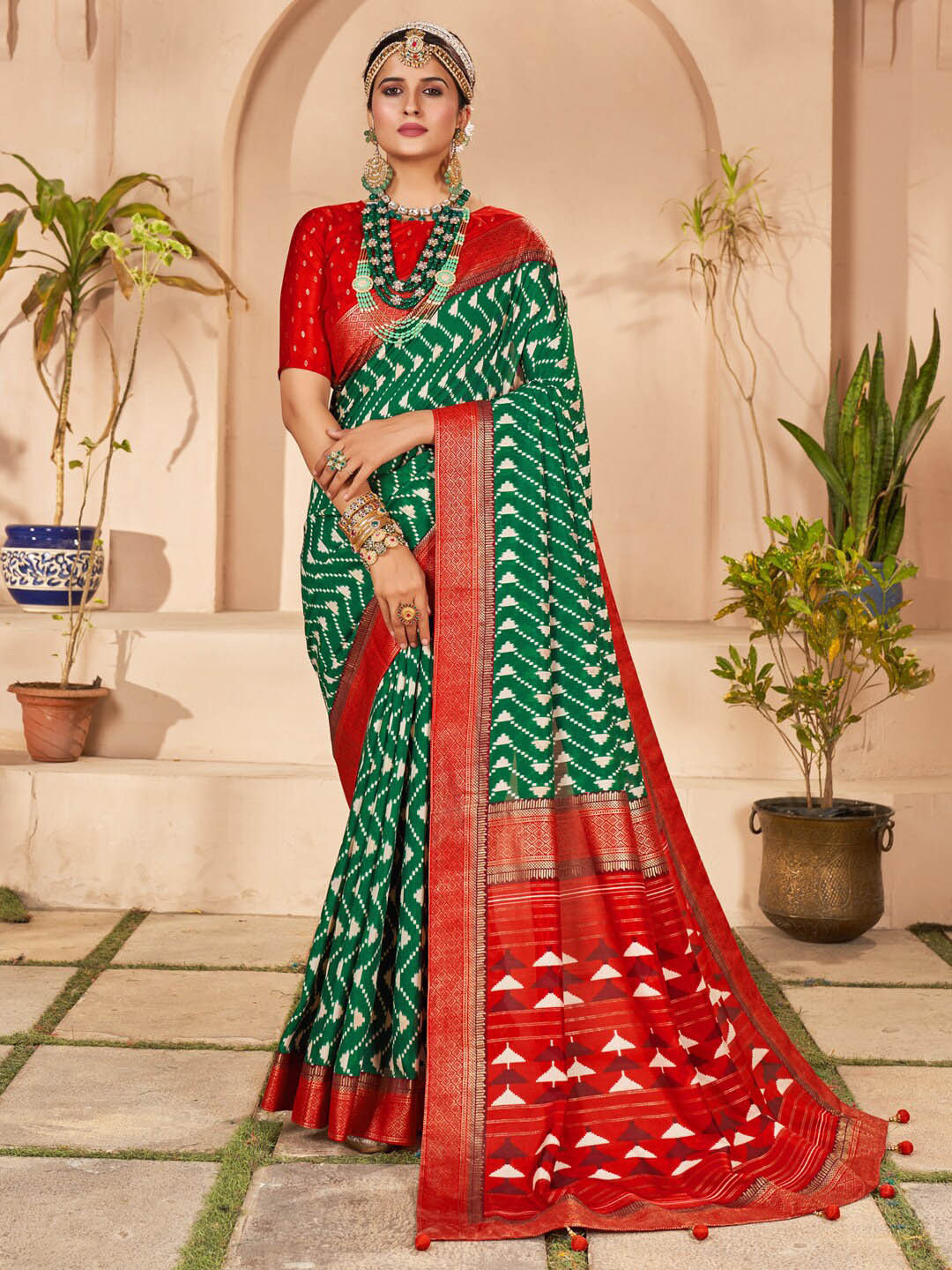 

Saree mall Green & Red Geometric Printed Zari Banarasi Sarees