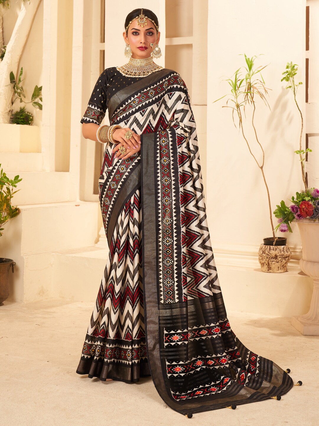 

Saree mall Geometric Zari Silk Blend Banarasi Sarees, Black