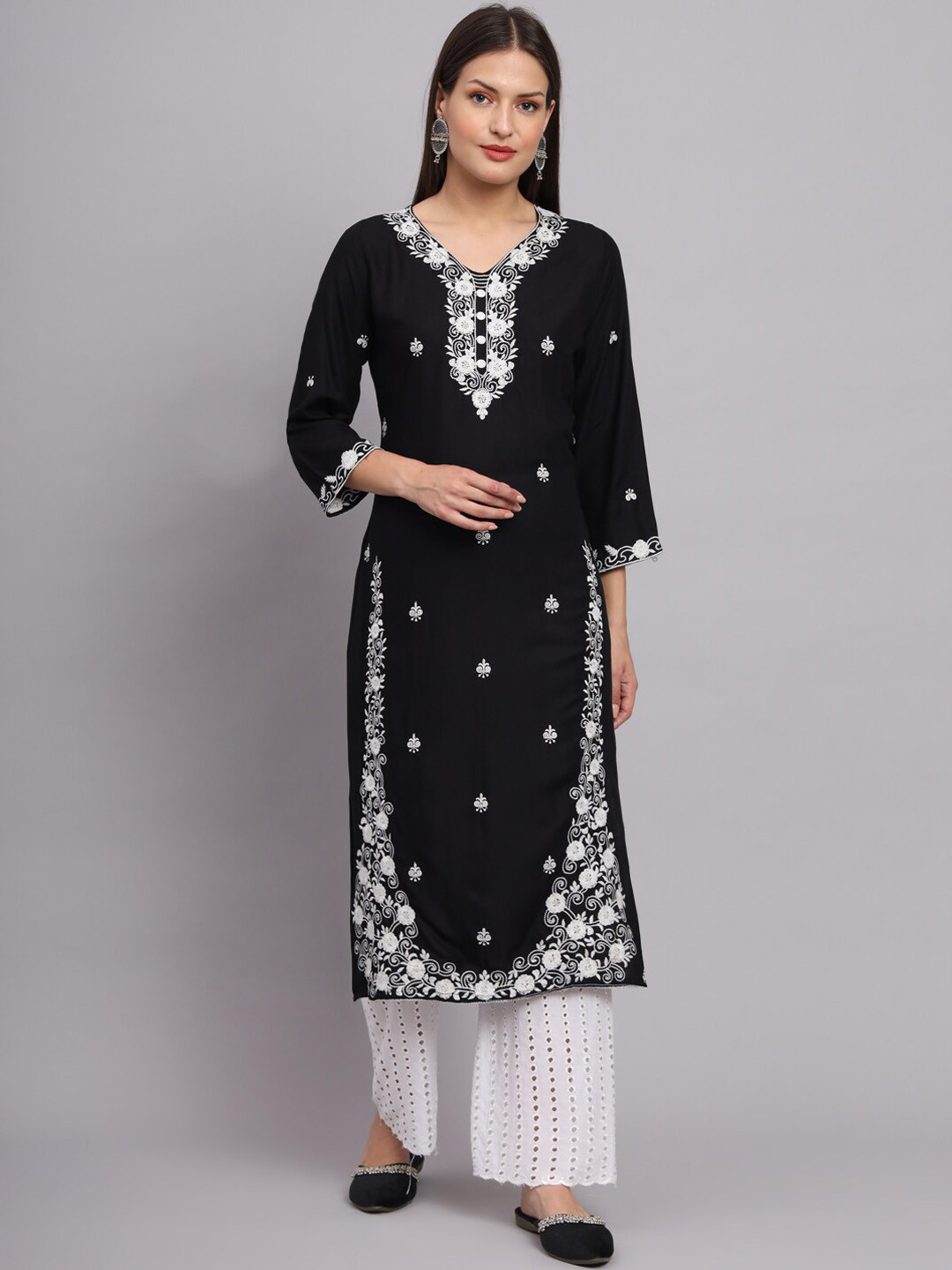 

VAIRAGEE Floral Embroidered Thread Work Straight Kurta, Black