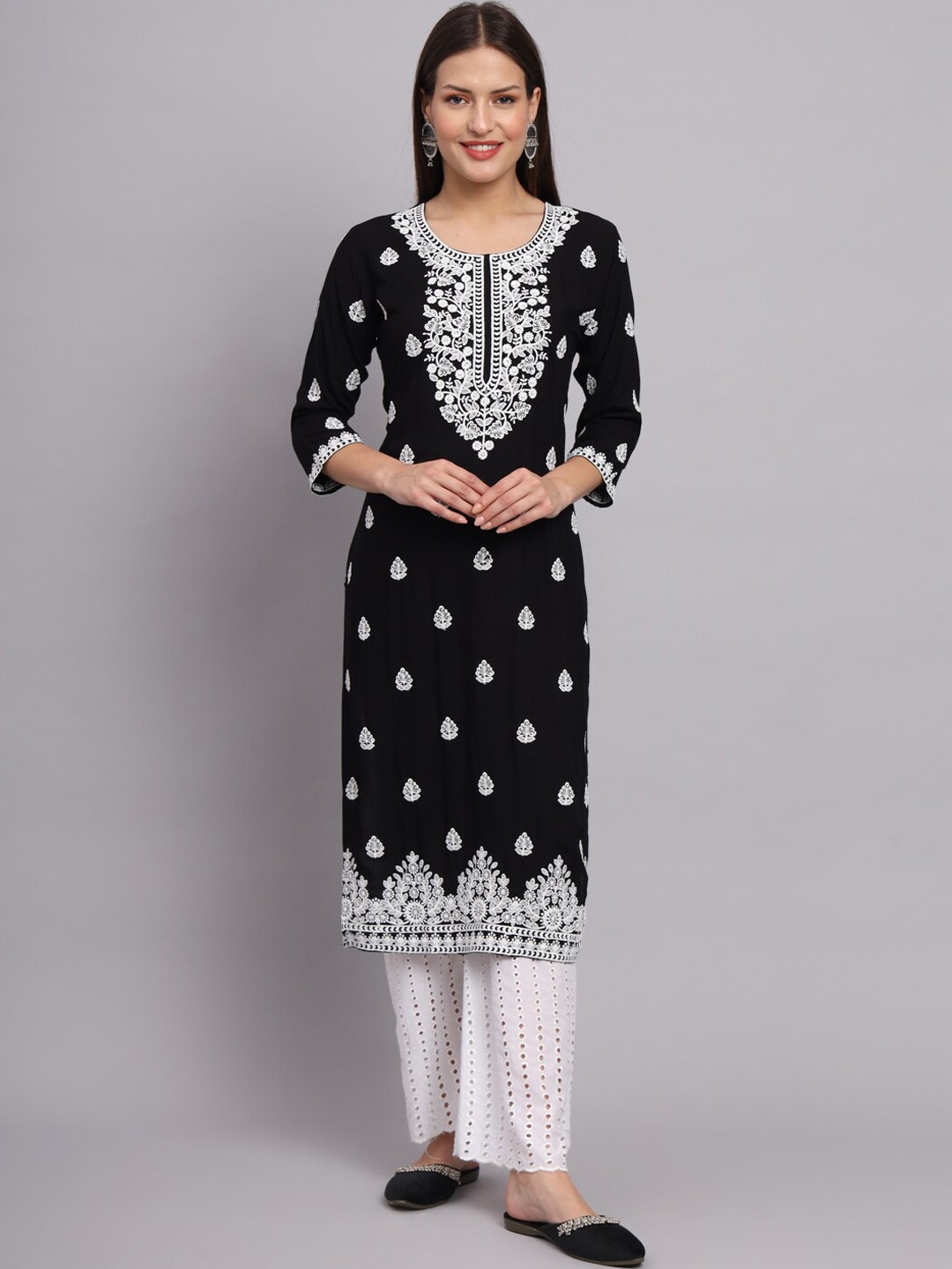 

VAIRAGEE Floral Embroidered Thread Work Straight Kurta, Black