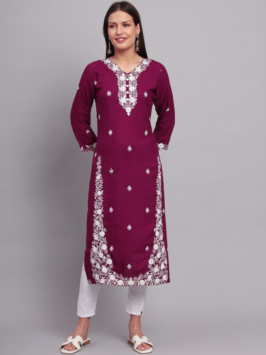 

VAIRAGEE Floral Embroidered Thread Work Straight Kurta, Magenta