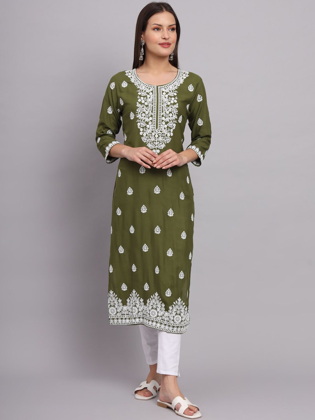 

VAIRAGEE Floral Embroidered Thread Work Straight Kurta, Green