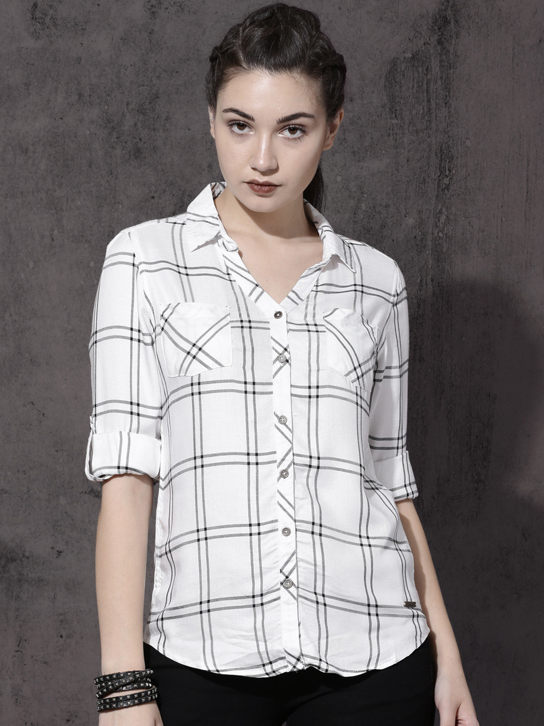 

Roadster Time Travlr Women White & Black Slim Fit Checked Casual Shirt