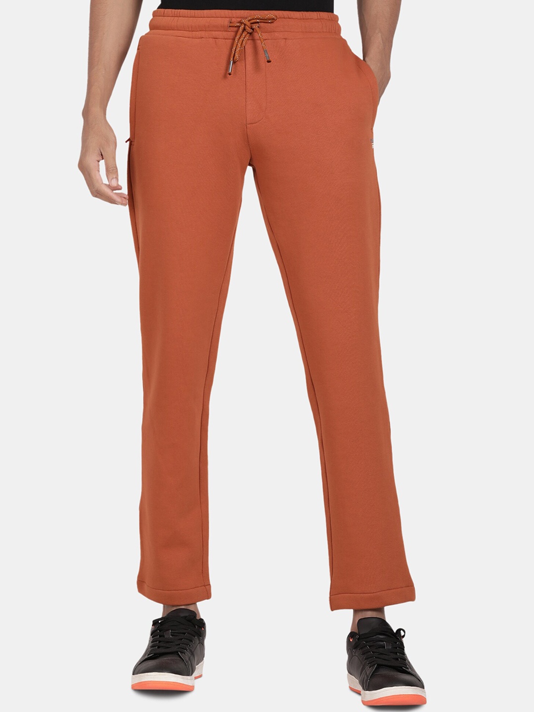 

t-base Men Knitted Mid-Rise Track Pants, Brown
