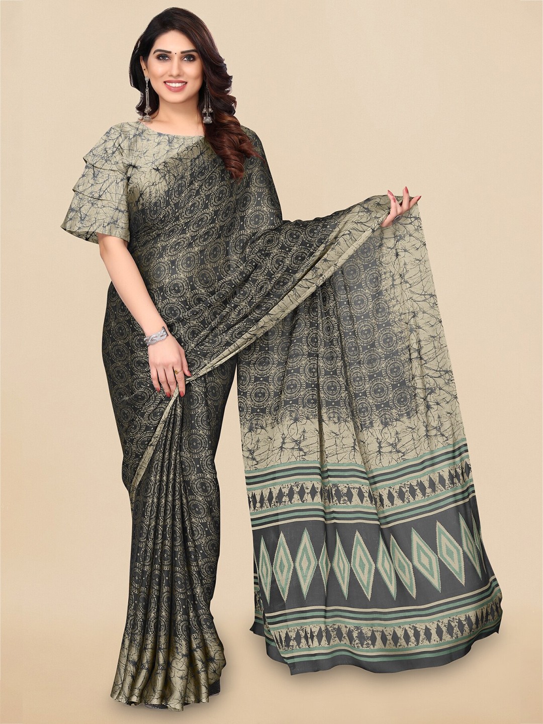 

MIRCHI FASHION Black & Cream-Coloured Geometric Printed Saree