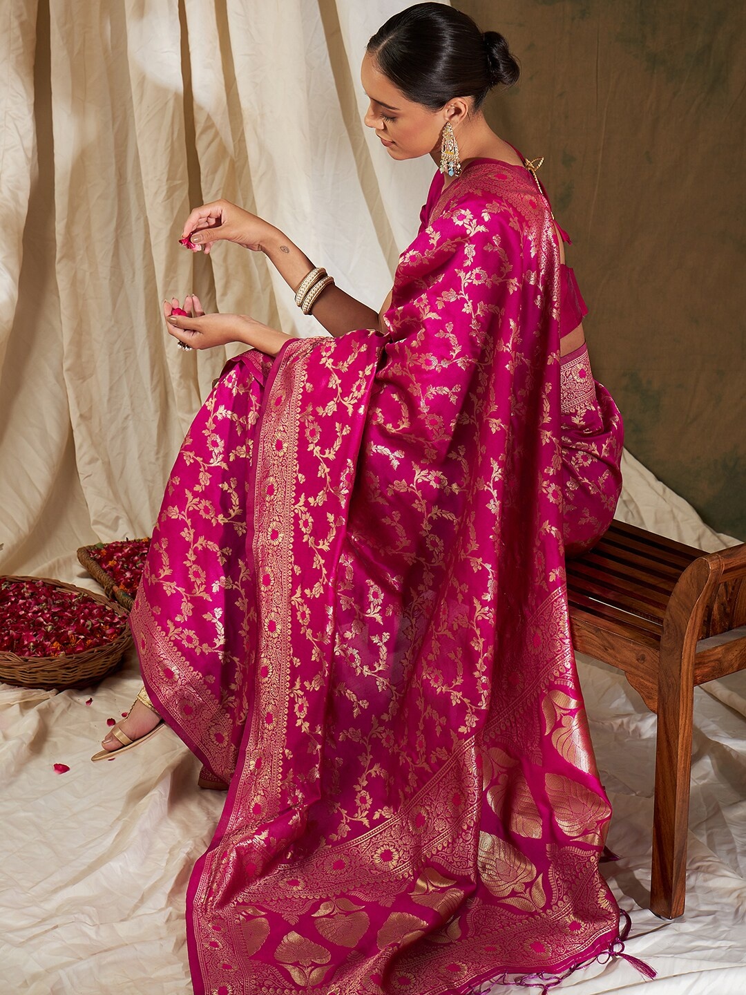 

Sangria Pink & Gold-Toned Floral Woven Design Zari Banarasi Saree