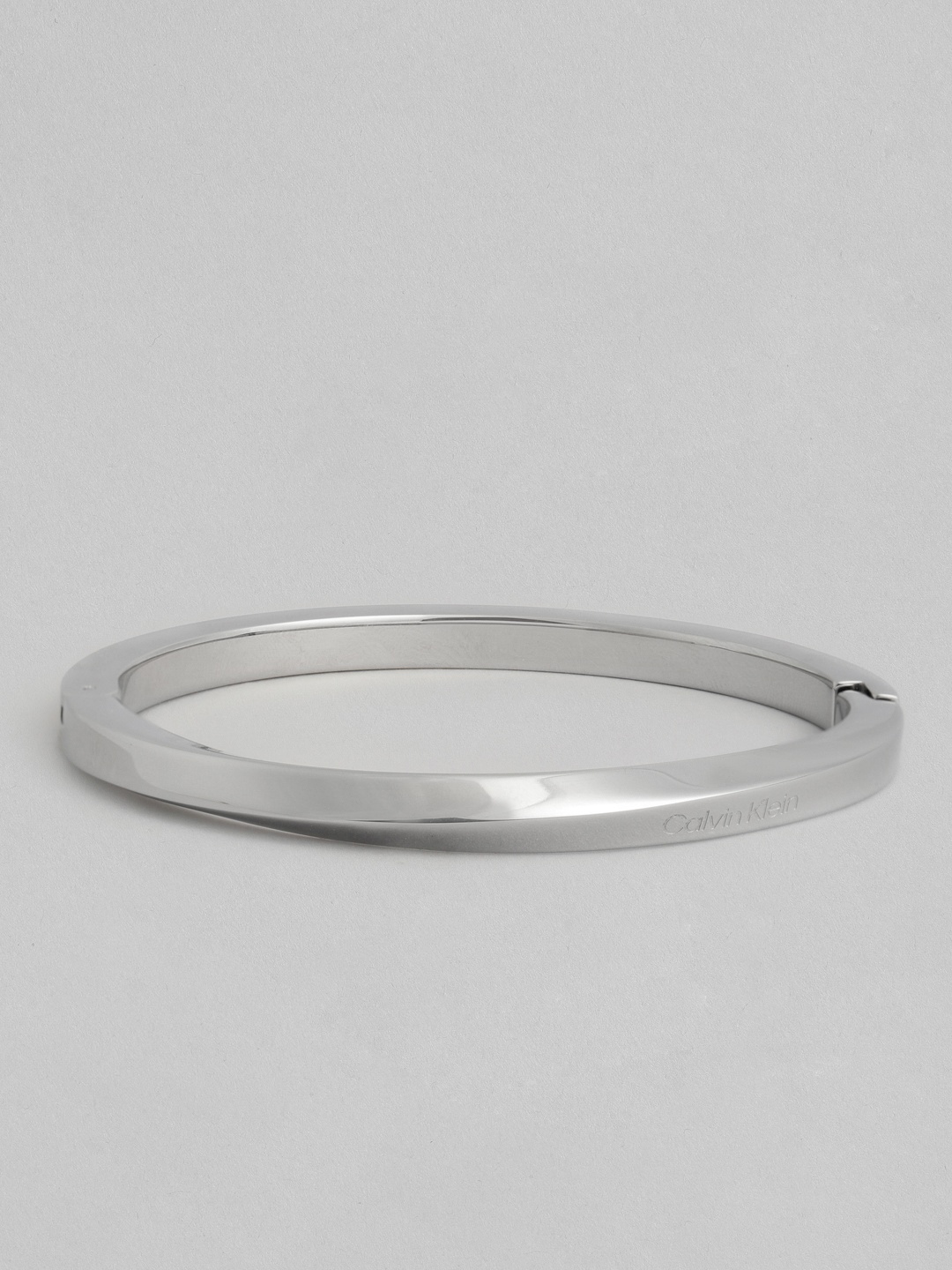 

Calvin Klein Women Twisted Bangle, Silver