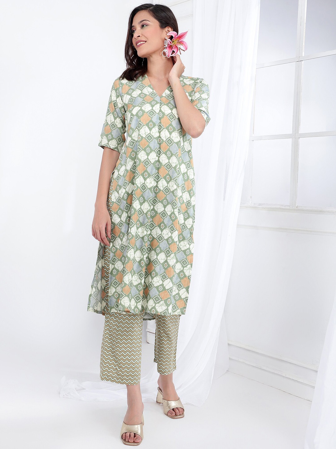 

Bani Women Ethnic Motifs Printed Regular Kurta With Trousers, Green