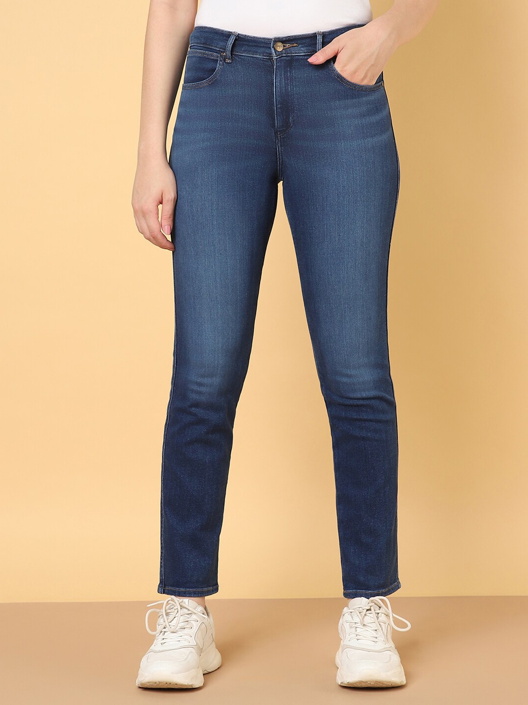 

Wrangler Women Slim Fit High Rise Light Fade Stretchable Jeans, Blue
