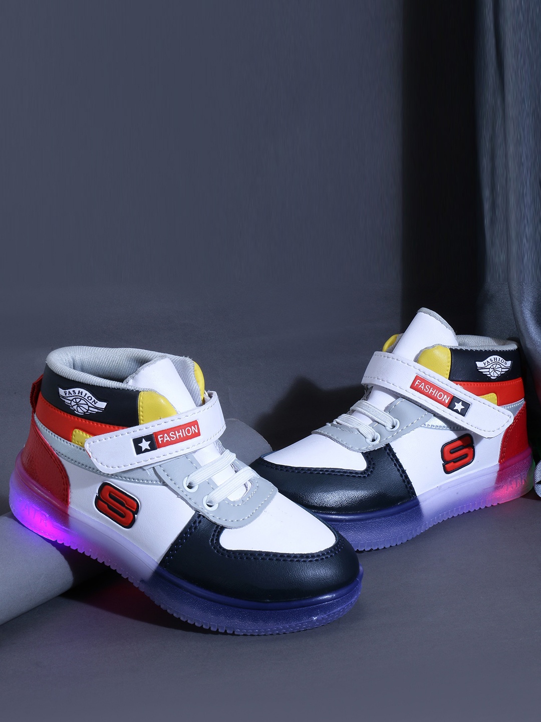 

CHiU Kids Colourblocked Lightweight LED Sneakers, White