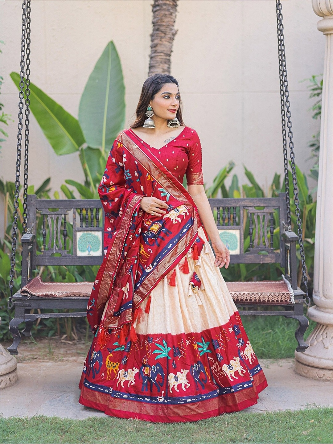 

UDBHAV TEXTILE Floral Printed Semi-Stitched Lehenga & Unstitched Blouse With Dupatta, Maroon