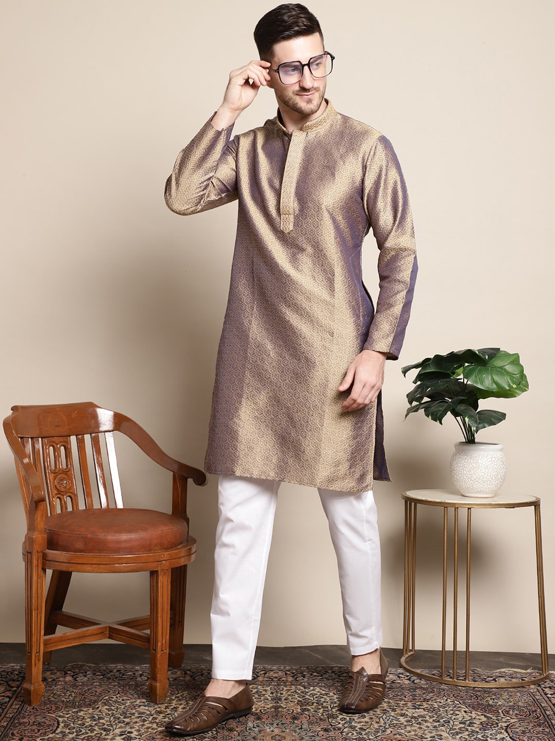 

Anouk Gold-Toned & White Ethnic Motifs Woven Design Mandarin Collar Kurta with Pyjamas