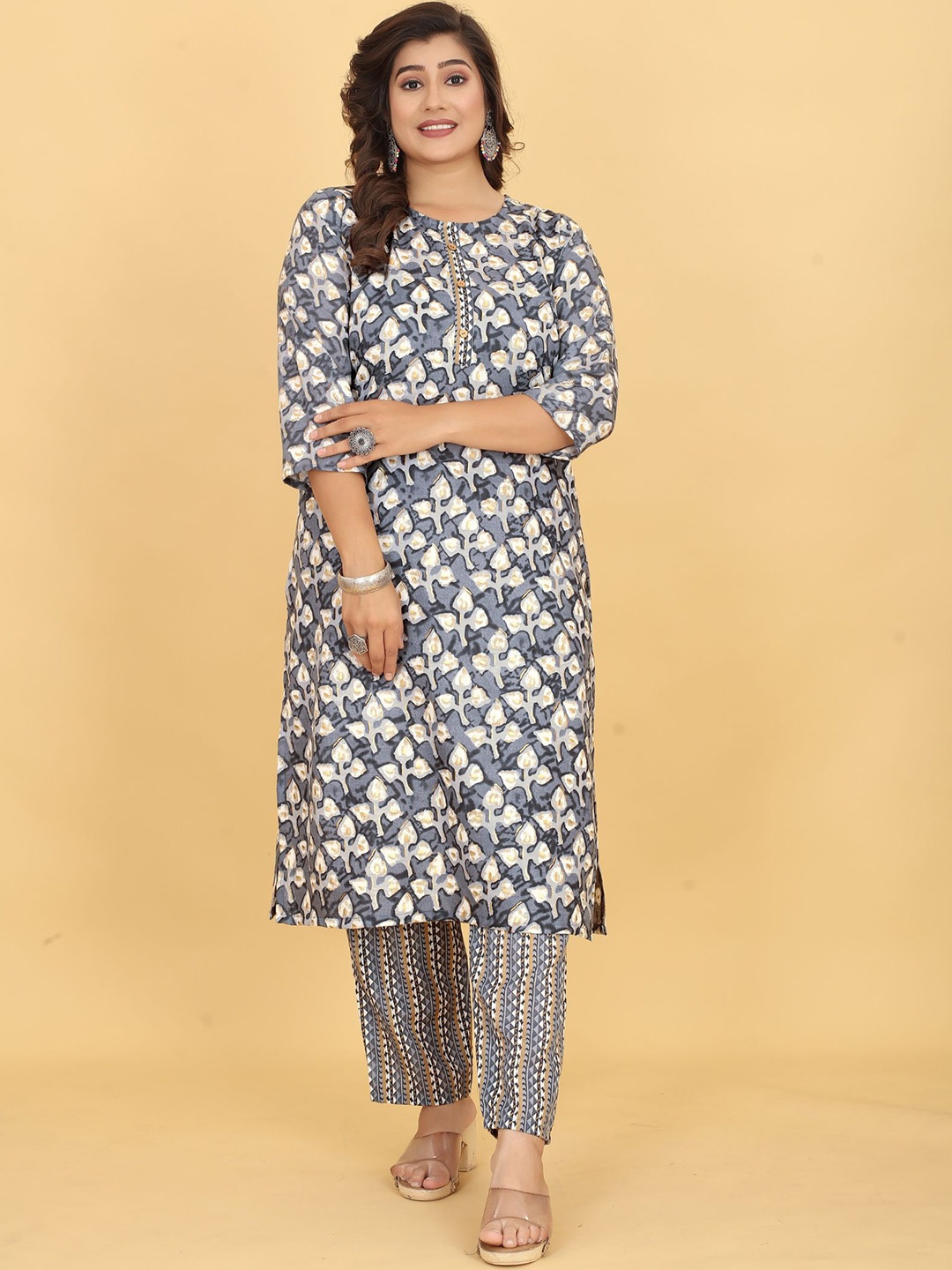 

Ijya Plus Size Floral Printed Straight Kurta With Trousers, Grey