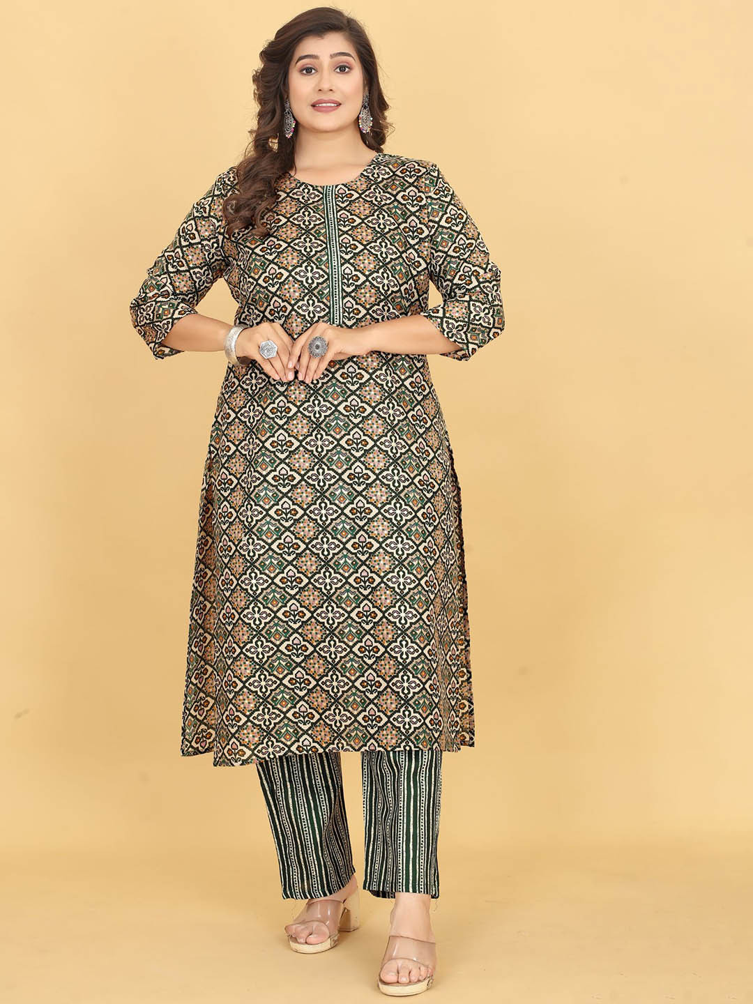 

Ijya Floral Printed Regular Kurta With Trousers, Green