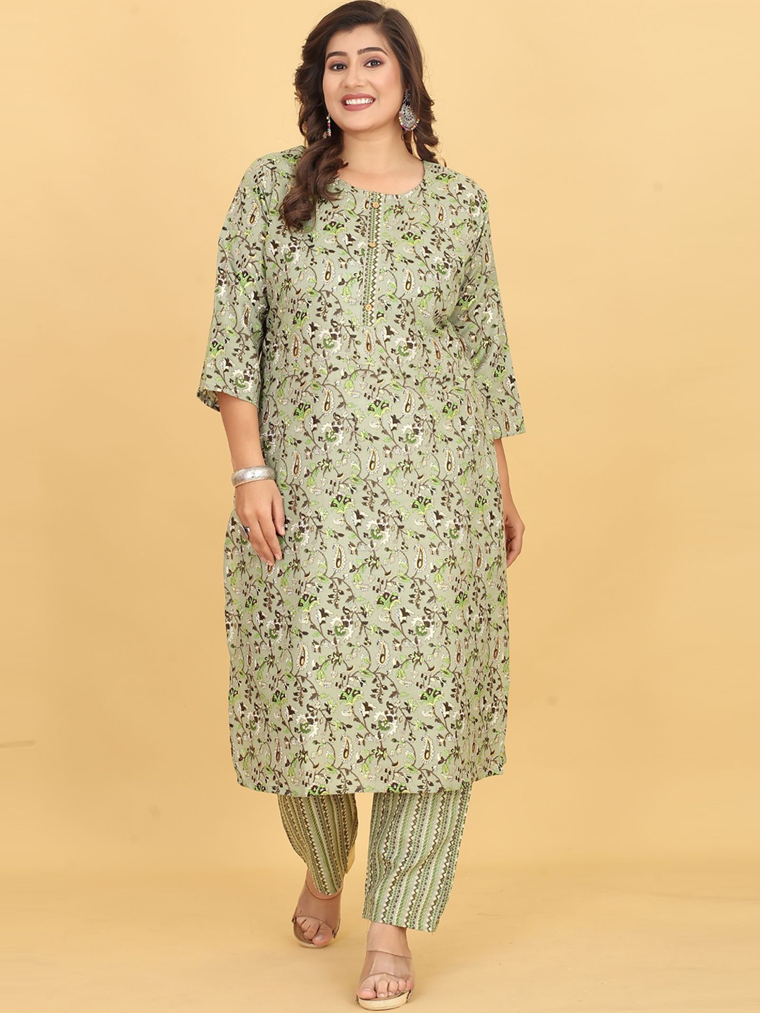 

Ijya Plus Size Floral Printed Regular Kurta With Trousers, Green