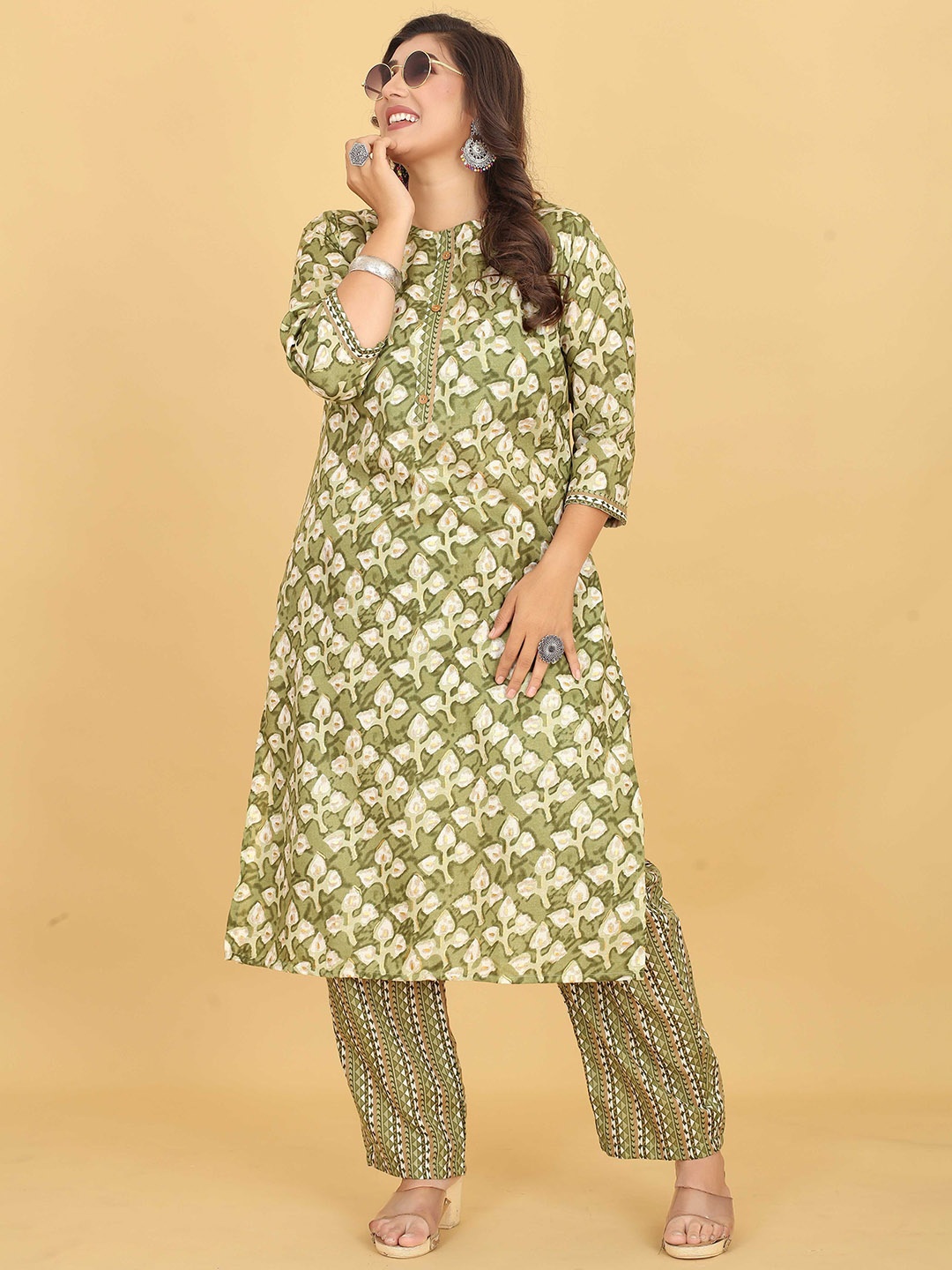 

Ijya Floral Printed Regular Kurta With Trousers, Green
