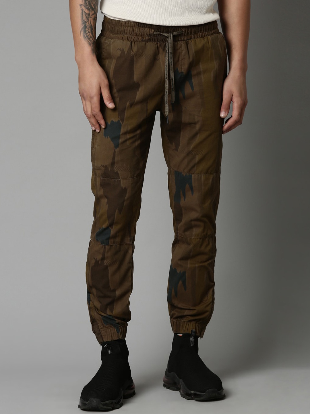 

Breakbounce Men Olive Green Camouflage Printed Comfort Slim Fit Cotton Joggers Trousers