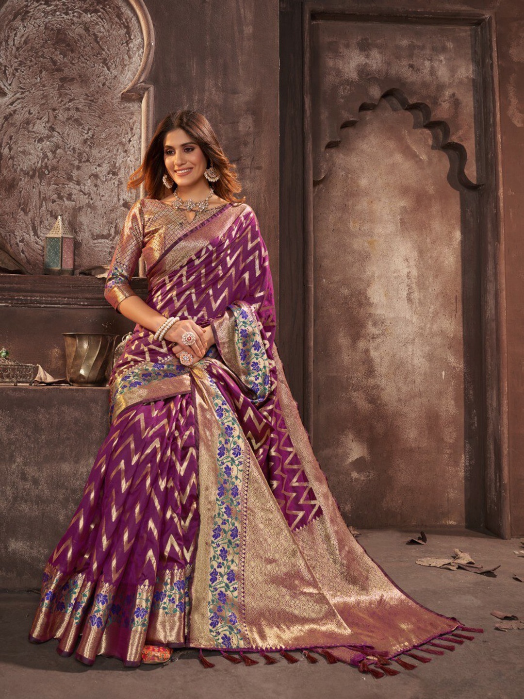 

CLEMIRA Woven Design Zari Saree, Purple