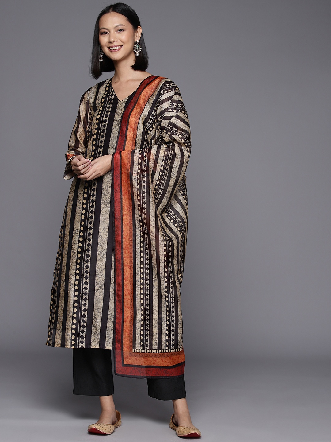 

Varanga Printed Regular Chanderi Cotton Kurta with Trousers & Dupatta, Grey