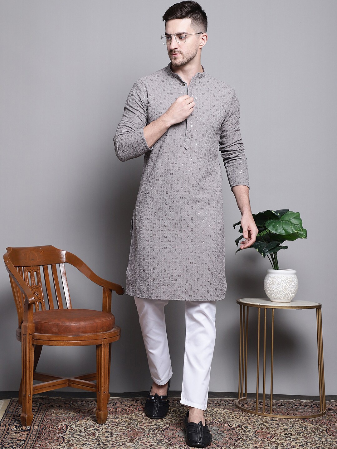 

Jompers Floral Embroidered Sequinned Pure Cotton Straight Kurta With Pyjamas, Grey