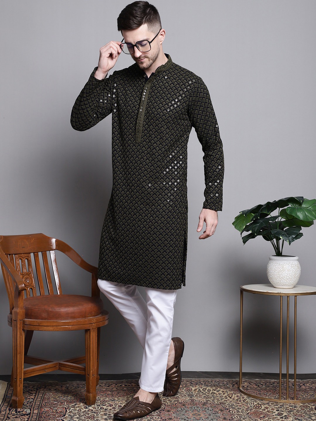 

Jompers Geometric Self Design Sequinned Pure Cotton Kurta With Pyjamas, Black