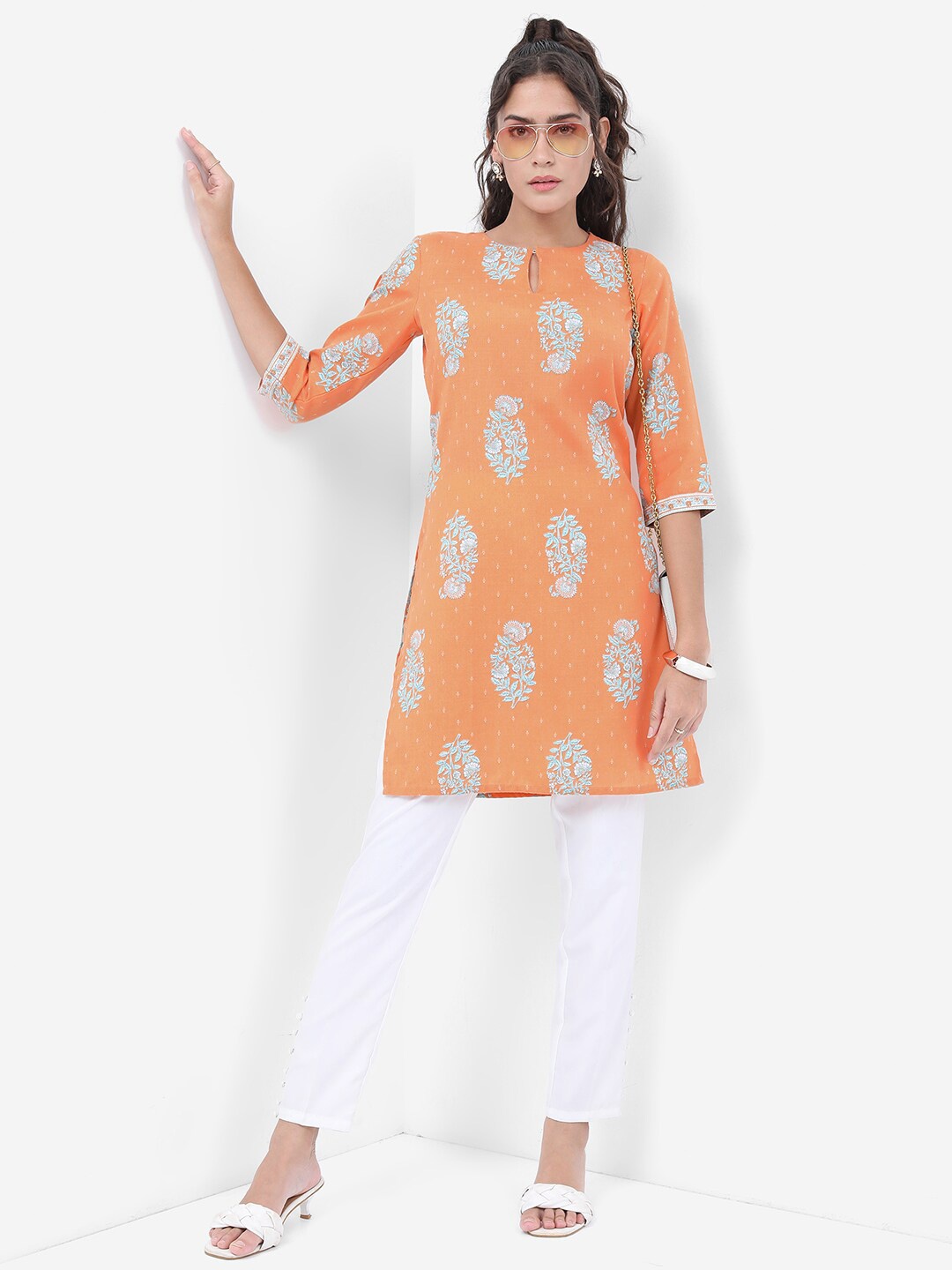 

Vishudh Peach- Coloured Keyhole Neck Ethnic Motifs Printed Straight Kurta