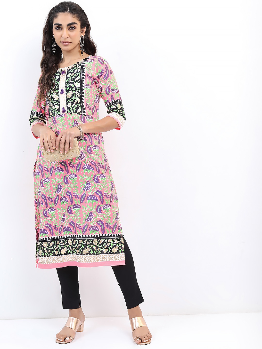 

Vishudh Pink Floral Printed Round Neck Straight Kurta