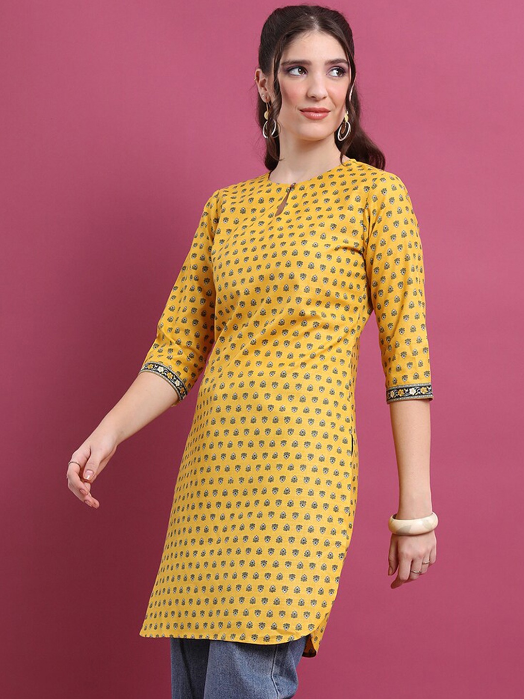 

Vishudh Yellow & Green Floral Printed Keyhole Neck Straight Kurta