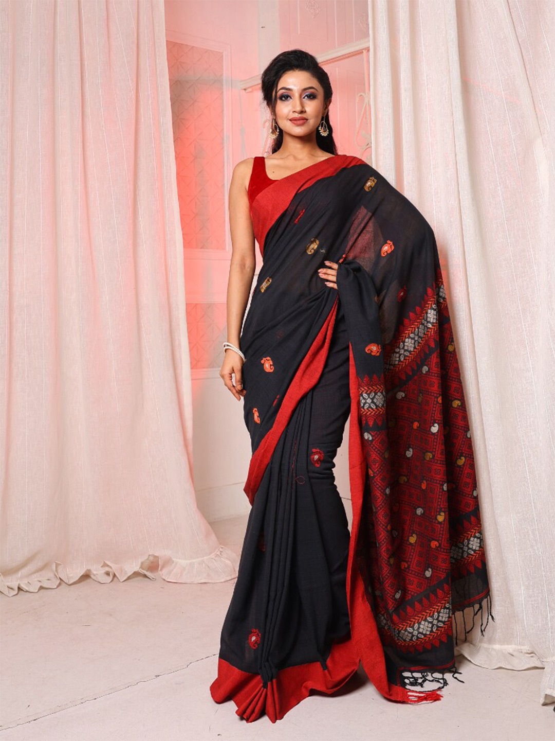 

Arhi Ethnic Motifs Woven Design Pure Cotton Saree, Black