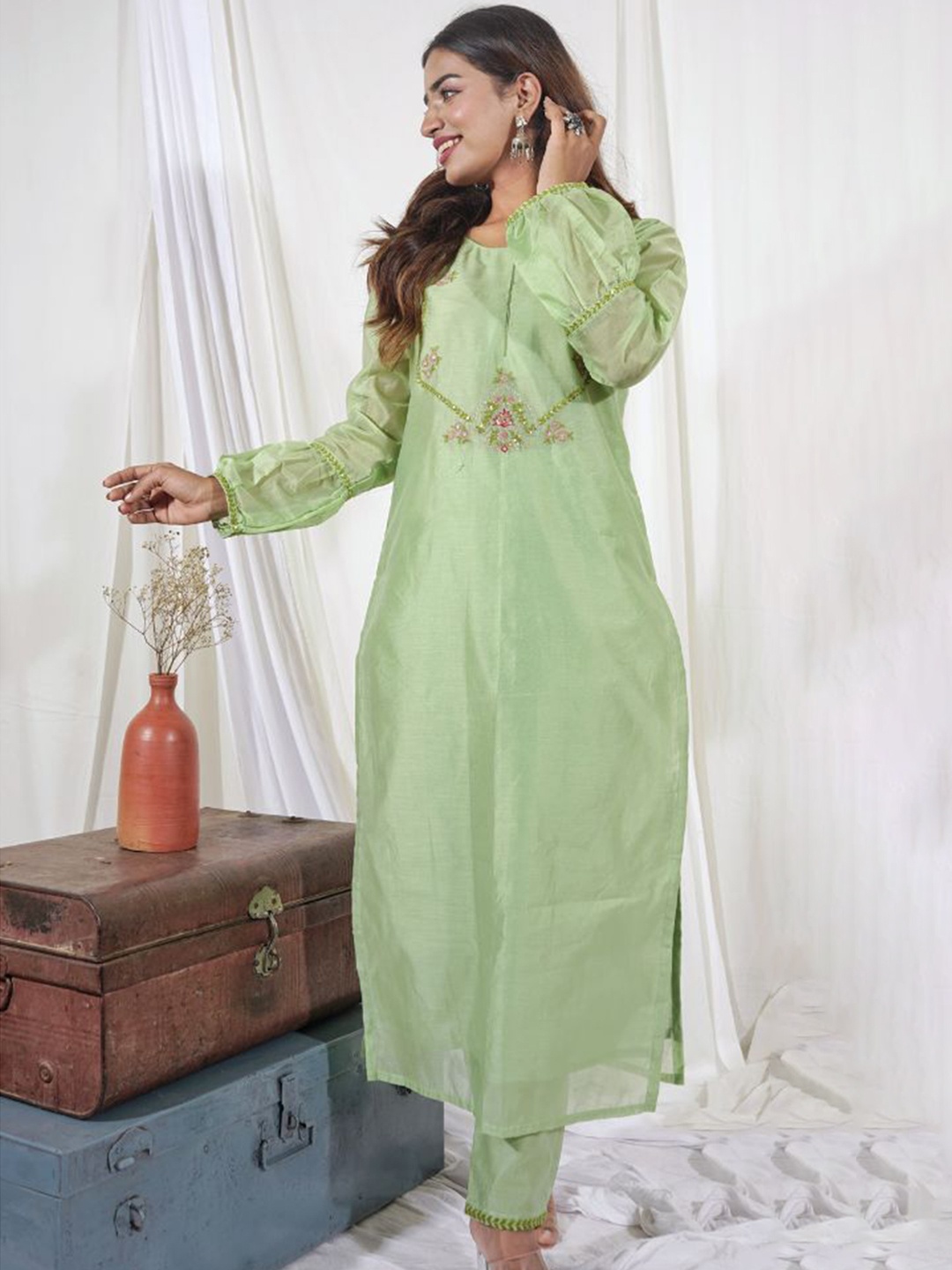

Label Tamanna Rungta Floral Embroidered Thread Work Kurta With Trousers, Green