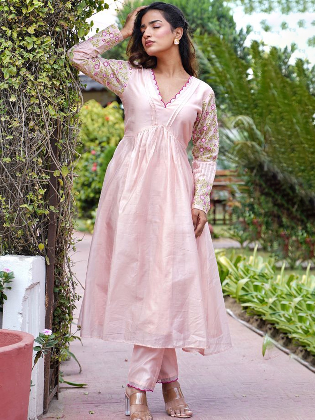 

Label Tamanna Rungta Floral Embroidered Empire Thread Work Kurta With Trousers, Peach