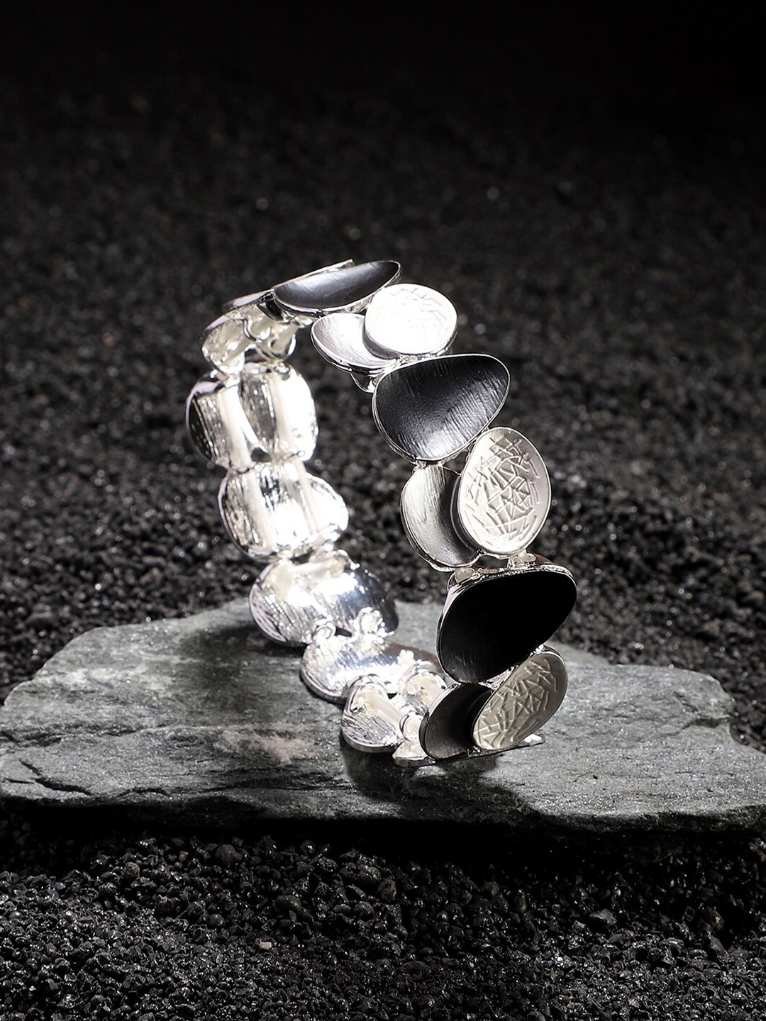 

SOHI Silver Plated Elasticated Bracelet