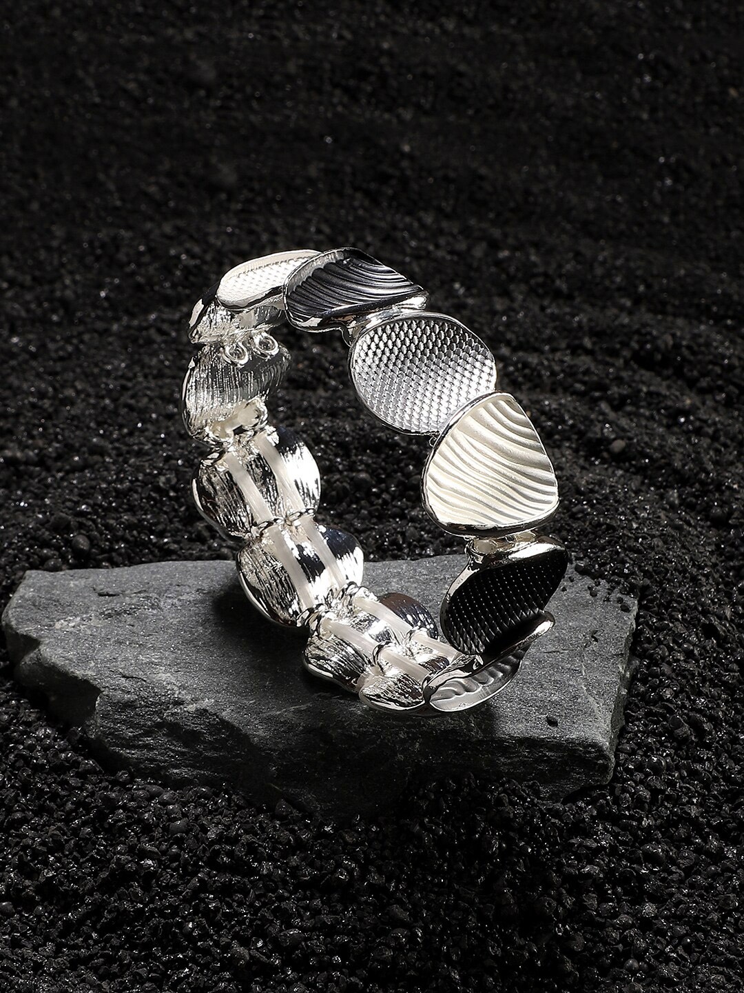 

SOHI Silver Plated Elasticated Bracelet