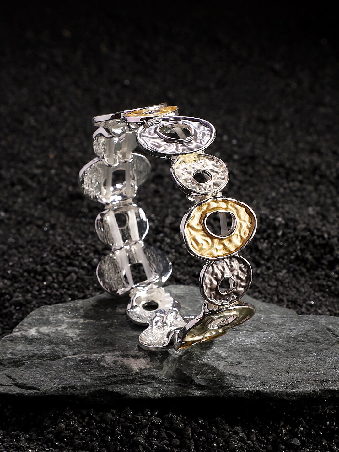 

SOHI Silver Plated Elasticated Bracelet