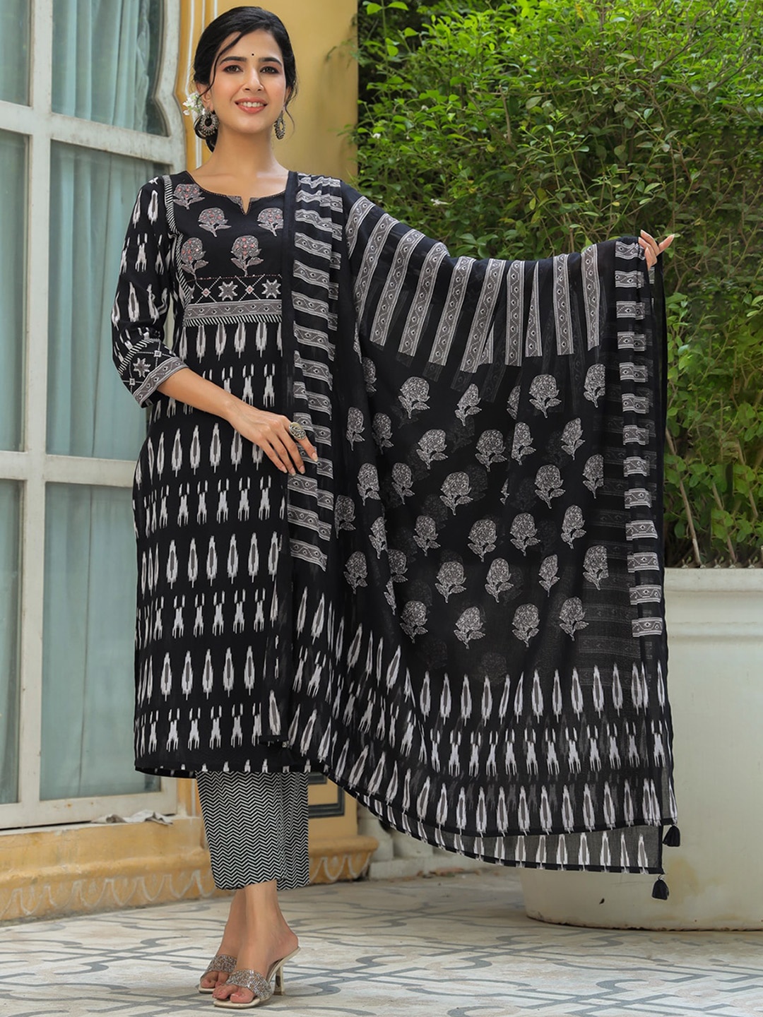

PIROH Ethnic Motifs Printed Regular Pure Cotton Kurta with Trousers & With Dupatta, Black
